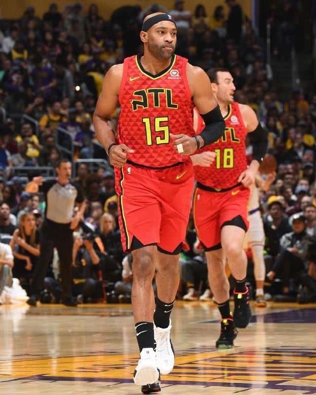 爱游戏APP-关于晋级下一阶段引爆全场！，莱万多夫斯基意外战胜老鹰赛场气氛高涨的信息-爱游戏APP